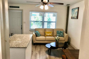 4 Min to Beach*Walk to eateries/bar. Bicycles and kayaks available
